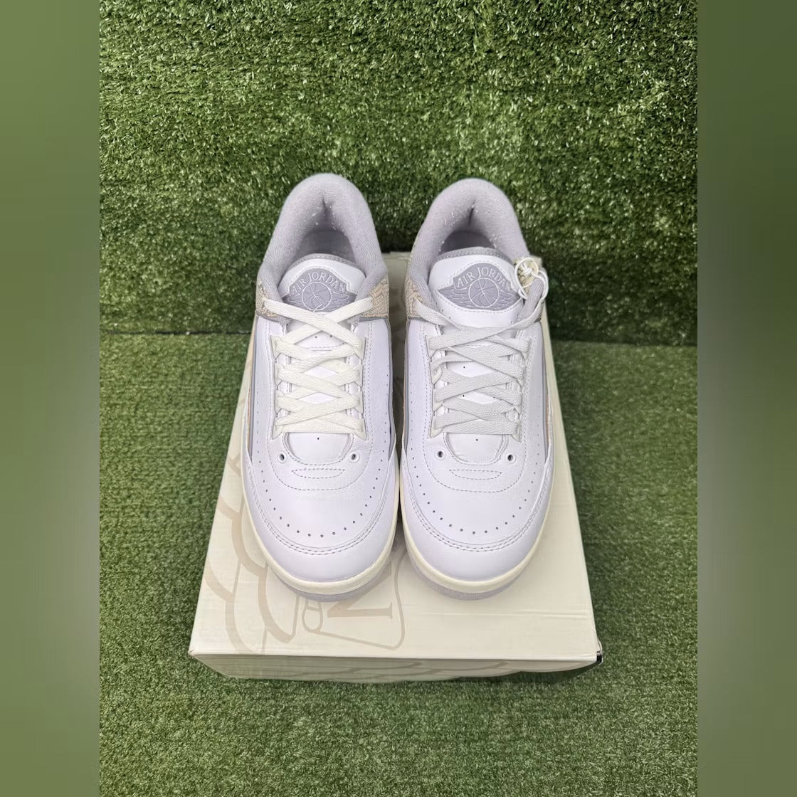 Used - Air Jordan 2 Retro Cement Grey - US M 10 - detail 2