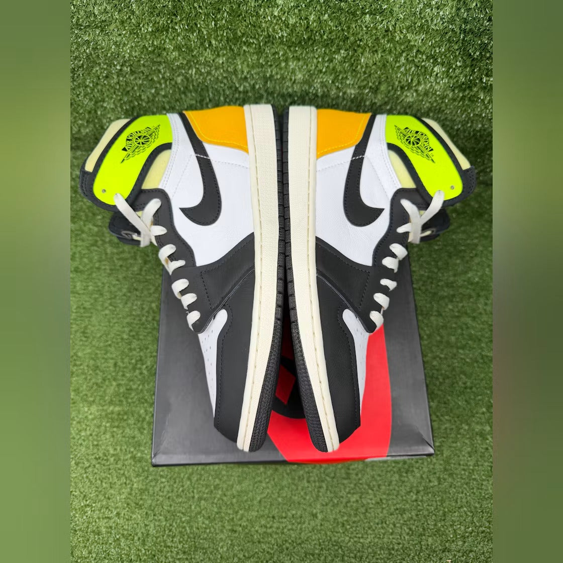 Used - Air Jordan 1 Retro High White Black Volt University Gold - US M 11 - detail 4