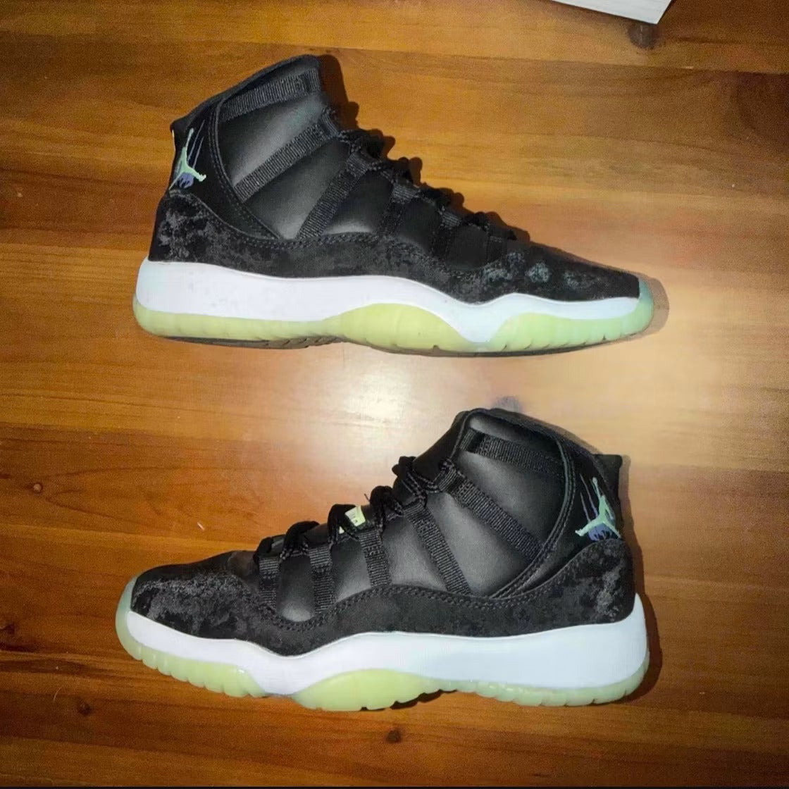 Used - Air Jordan 11 Retro Black Barely Volt (GS) - US 6.5Y - detail 1